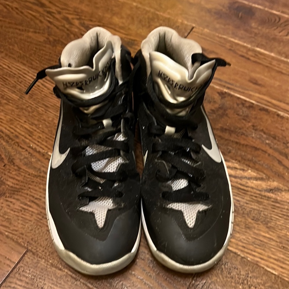 Nike size 6 hyperdunk quickness boys